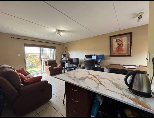 2 BEDROOM TOWNHOUSE FOR SALE IN STRUBENSVALLEI
